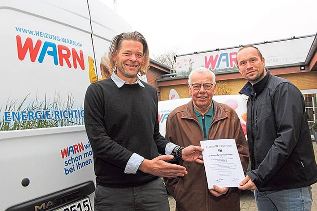 © Kurt Warn (Mi.) hat sein Handwerksunternehmen 1972 gegründet. Zusammen mit seinem Nachfolger Thomas Meves (li.) und Meister William Bergstädt wurde das runde Jubiläum gefeiert. Foto: mq © Kurt Warn (Mi.) hat sein Handwerksunternehmen 1972 gegründet. Zusammen mit seinem Nachfolger Thomas Meves (li.) und Meister William Bergstädt wurde das runde Jubiläum gefeiert. Foto: mq